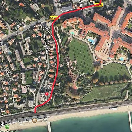 Immerso Nel Verde Con Piscina Antibes