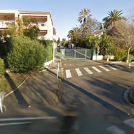 Immerso Nel Verde Con Piscina Antibes